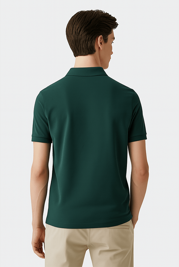 Polo verde escuro em piquet pima premium e elastano, durabilidade superior e conforto térmico com design liso minimalista para um visual sofisticado