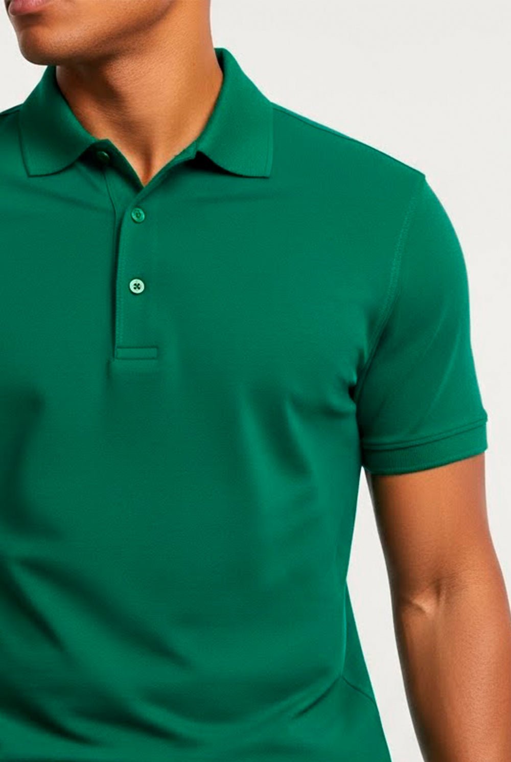 Polo masculina verde esmeralda em algodão pima com elastano, o equilíbrio perfeito entre elegância clássica e a flexibilidade do elastano para o dia a dia