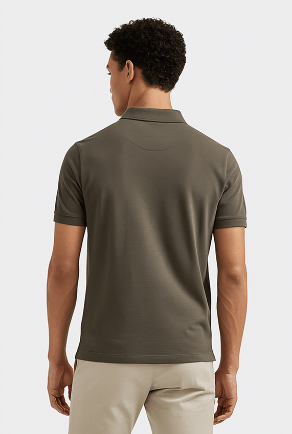 Polo verde oliva em piquet pima premium e elastano, acabamento de luxo com resistência superior e ajuste sob medida para um visual moderno e elegante