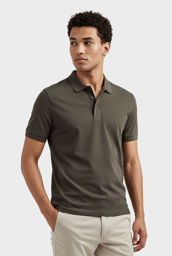 Polo masculina verde oliva em algodão pima com elastano, tecido piquet de alta gramatura com toque extra macio e flexibilidade para o dia a dia