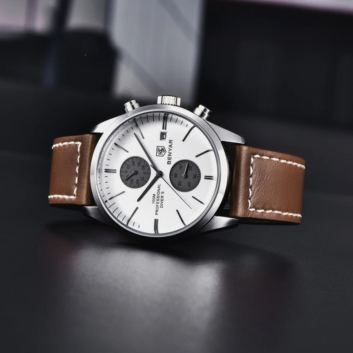 Relogio masculino marrom Classic Civano com visor branco, estilo classico com visual refinado e moderno