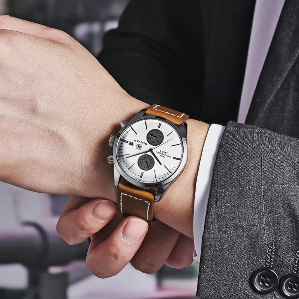 Relogio masculino Classic Civano em couro marrom com fundo branco, acessorio elegante para qualquer ocasiao