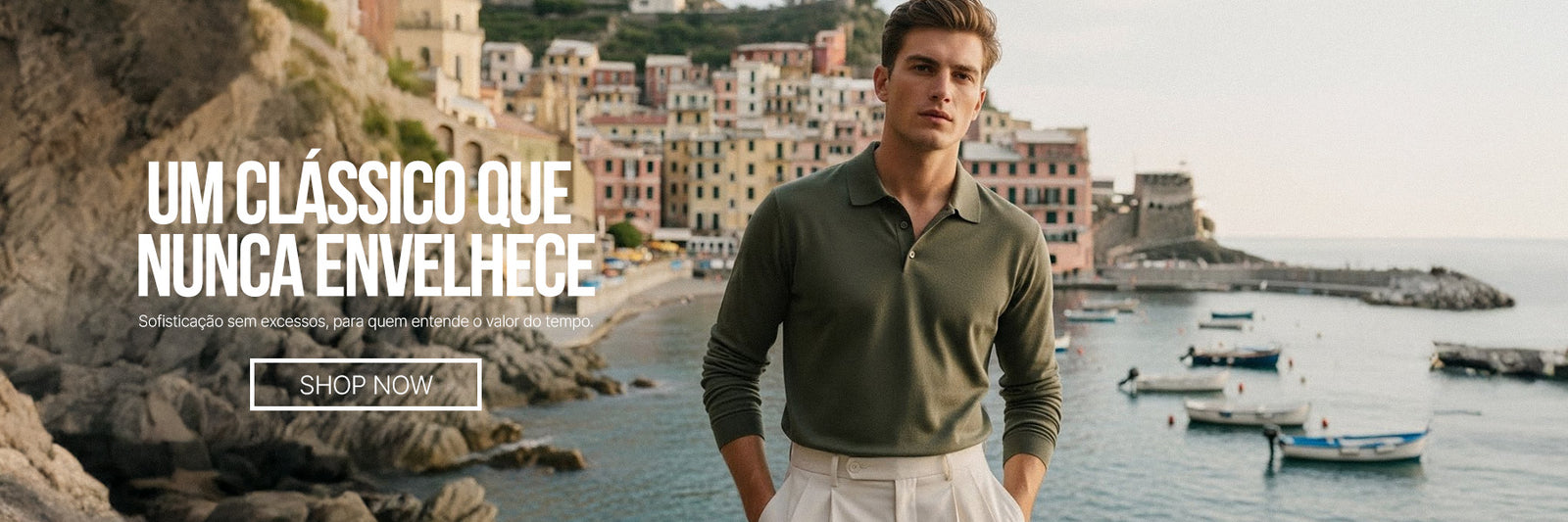 Homem elegante vestindo camisa polo verde clássica e calça clara de alfaiataria em um cenário litorâneo. Banner principal da loja de moda masculina premium com o texto: "Um clássico que nunca envelhece. Sofisticação sem excessos, para quem entende o valor do tempo. Comprar Agora