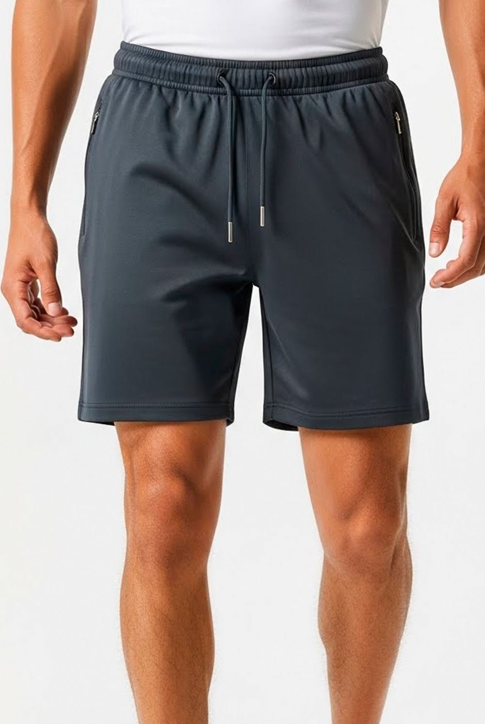 Short fitness chumbo em poliamida dry iron, tecido tecnológico com tom cinza escuro moderno e alta capacidade de absorção para treinos de alta performance