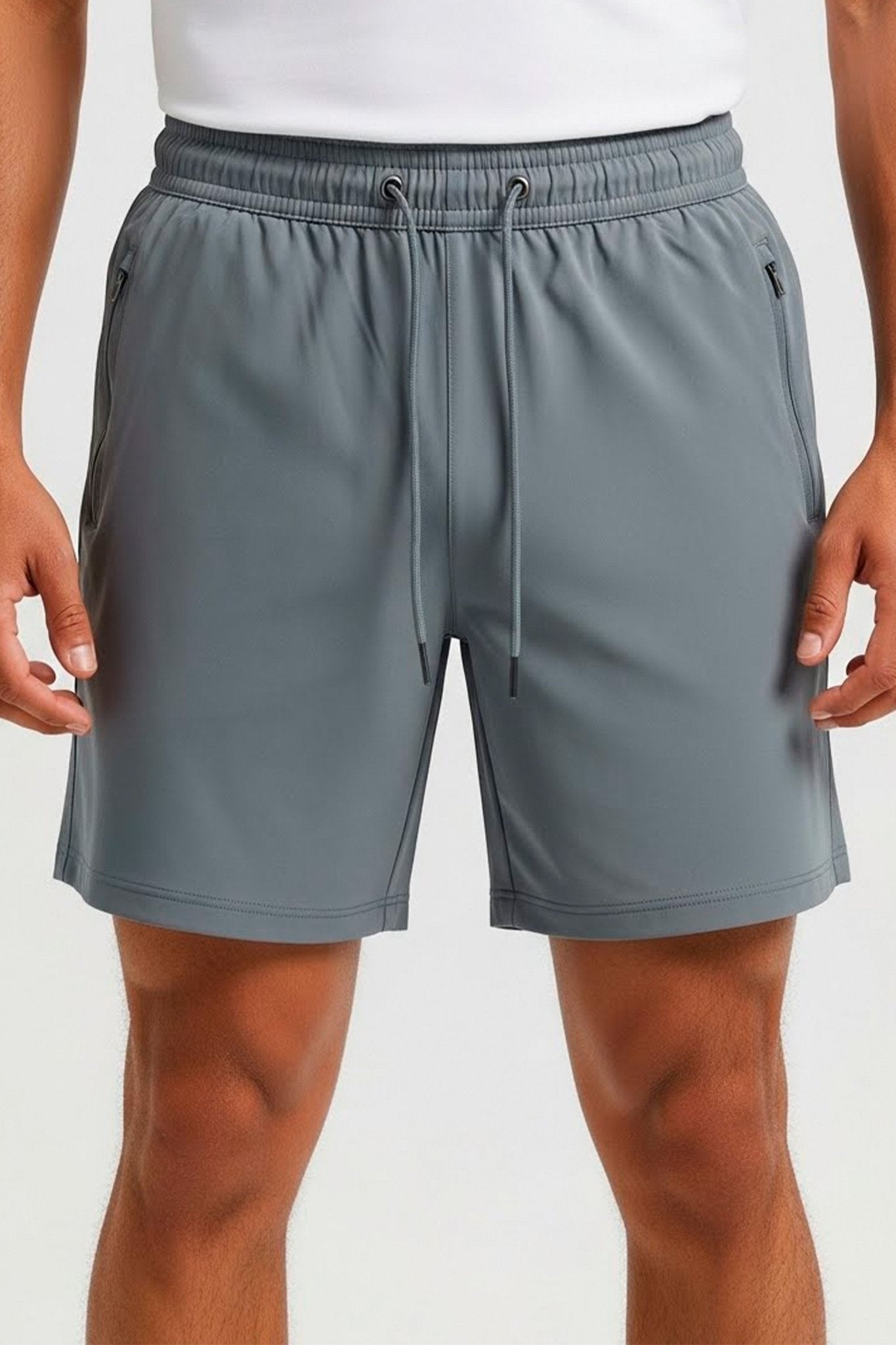 Short fitness cinza em poliamida dry silver, malha leve e respirável com tecnologia dry fit que mantém o corpo seco e garante total liberdade de movimento