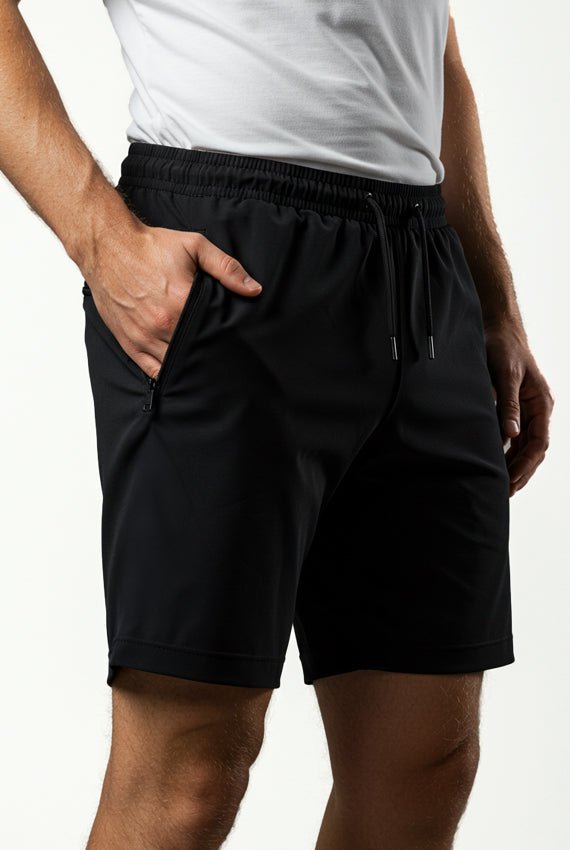 Short fitness preto em poliamida dry essential, modelagem esportiva com toque macio e flexibilidade total para garantir conforto e mobilidade constante