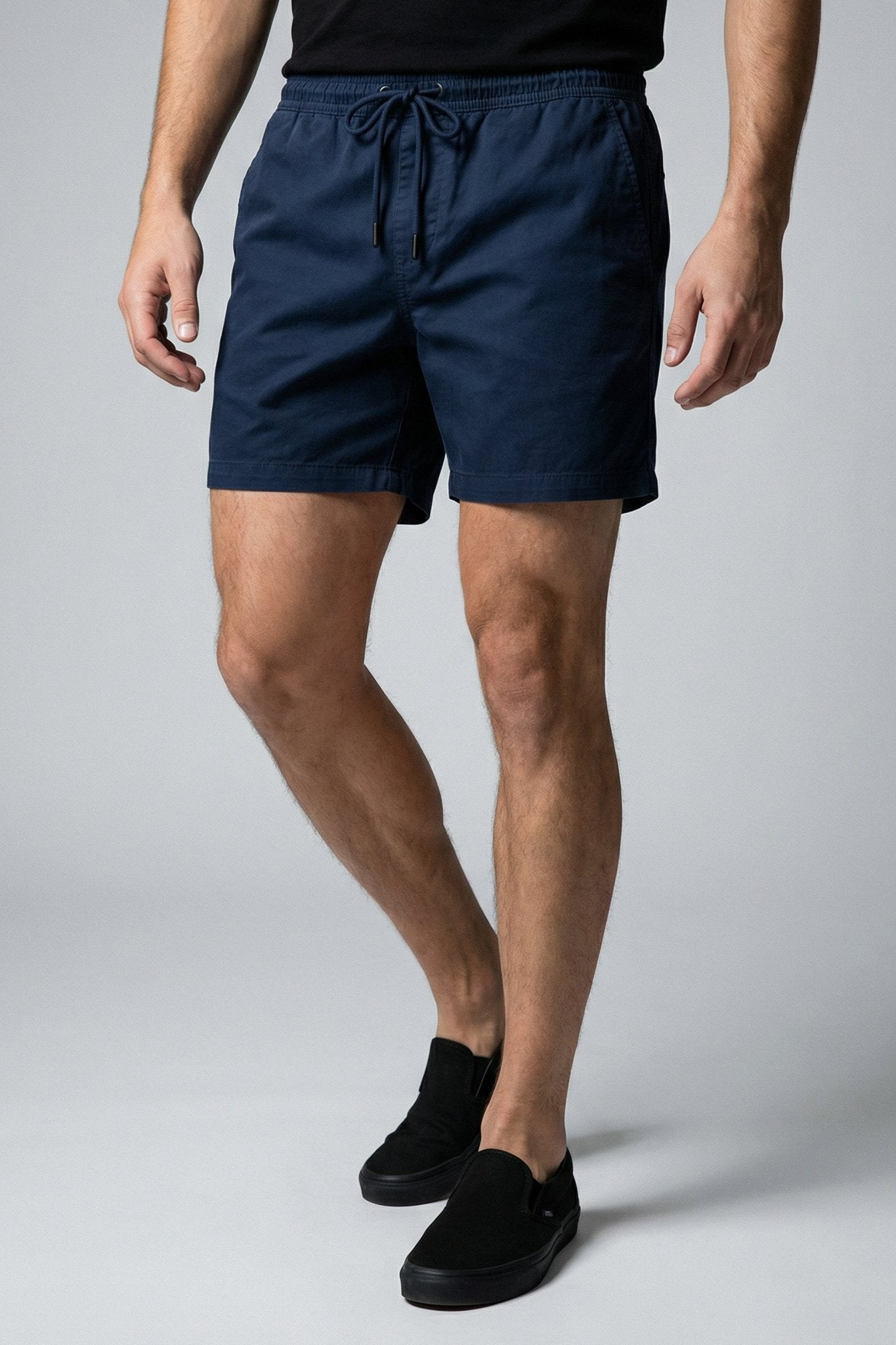 Short em sarja color azul marinho, design minimalista com tonalidade profunda e tecido respirável que garante elegância e frescor durante o uso