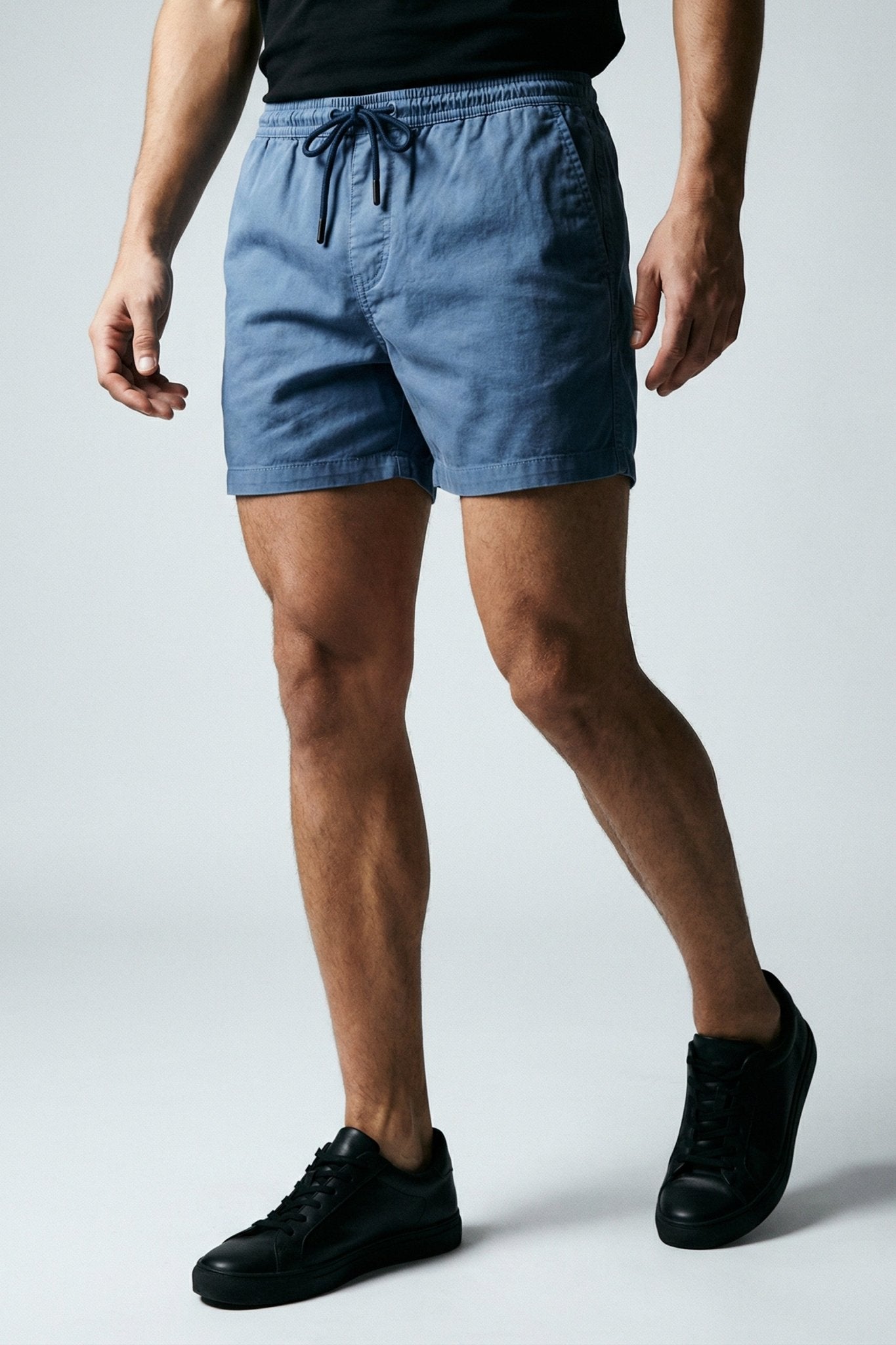 Short masculino em sarja color azul, tonalidade equilibrada com flexibilidade total e modelagem ajustada que valoriza o visual com conforto