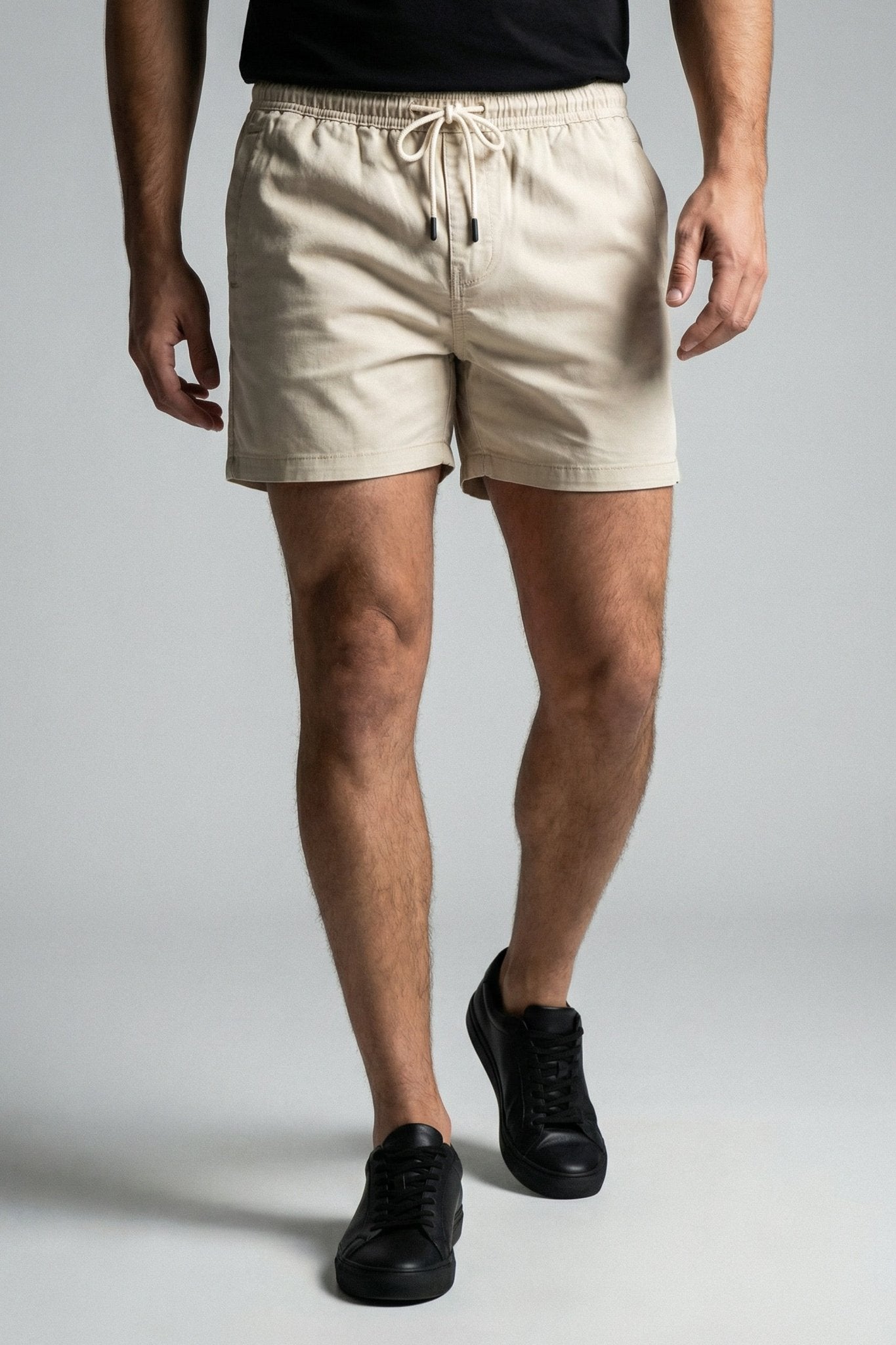 Short masculino em sarja color bege, cor neutra clássica com caimento confortável e acabamento premium para ocasiões casuais e despojadas