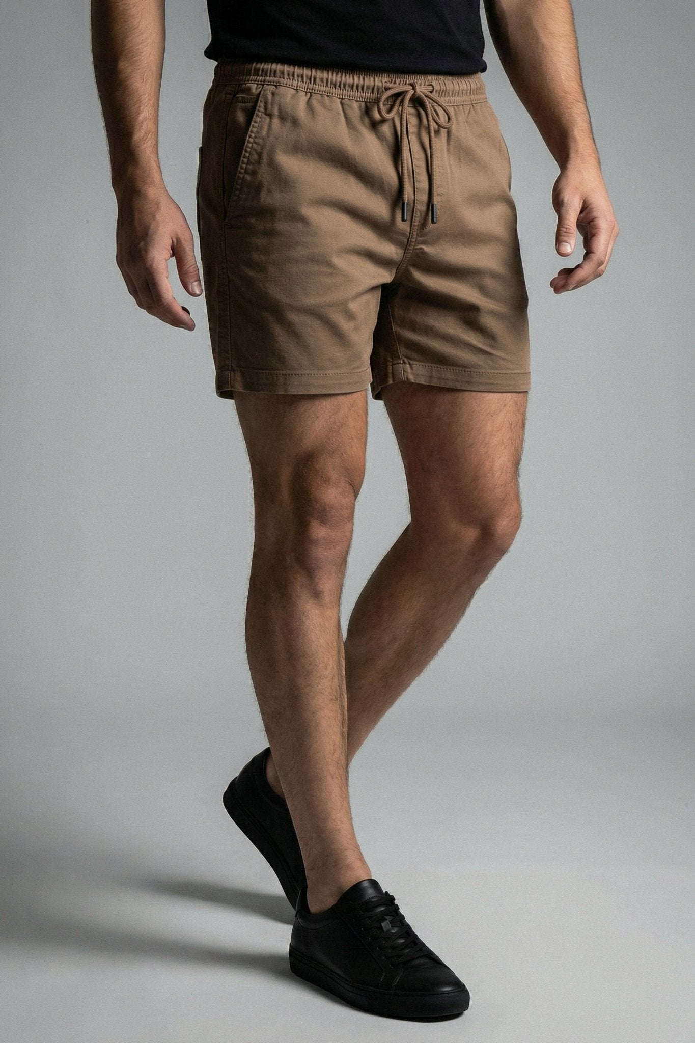 Short masculino em sarja color marrom, tom terroso moderno com alta resistência e ajuste anatômico para um visual rústico e sofisticado