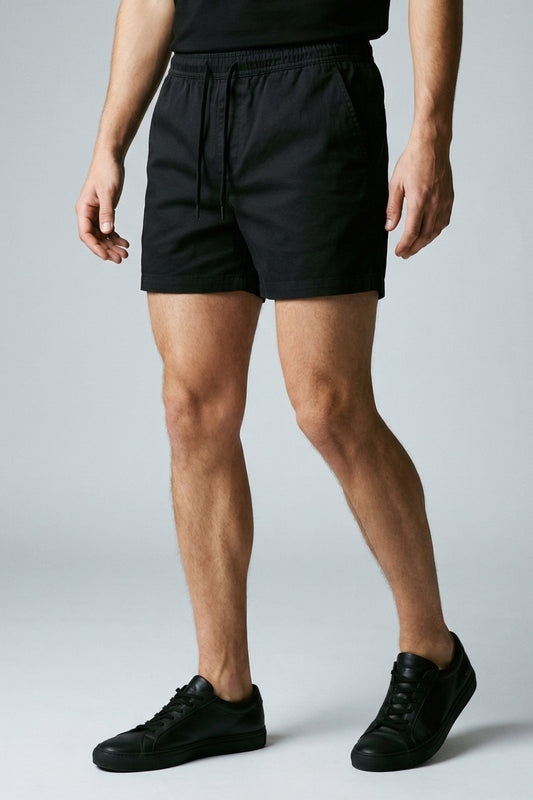 Short masculino em sarja color preta, tecido de alta qualidade com tingimento reativo que não desbota e corte moderno para um visual urbano impecável