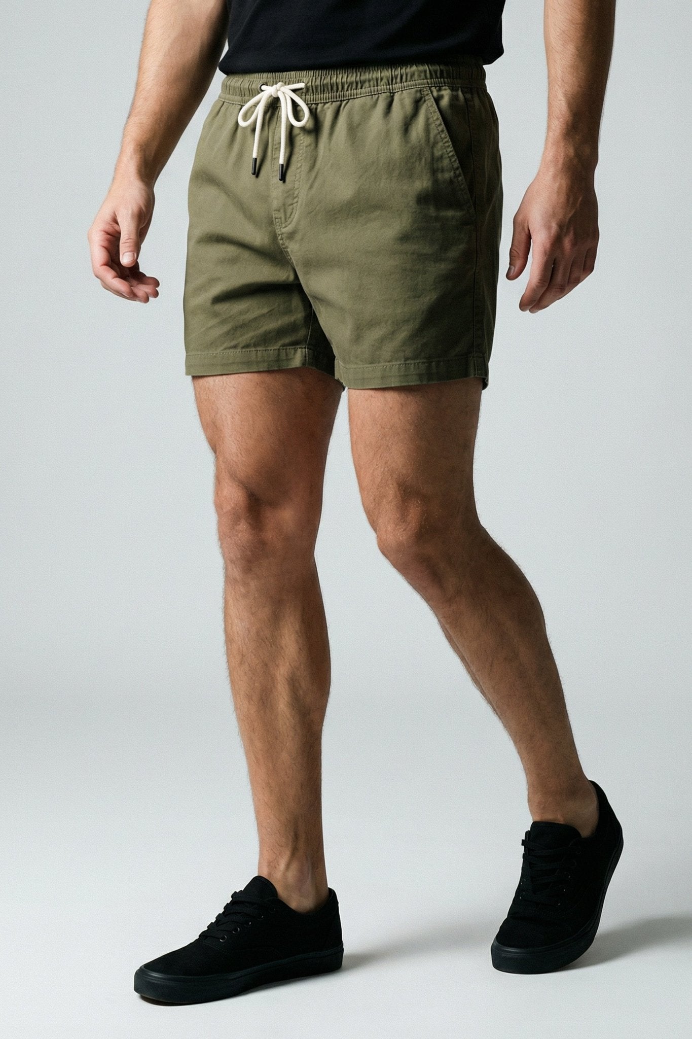 Short em sarja color verde musgo, tonalidade militar sofisticada com toque macio e resistência superior para máxima durabilidade e estilo